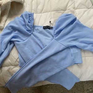 A blue cropped blouse !